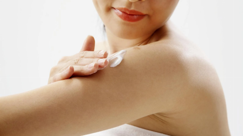 Các mẹo hữu ích khi sử dụng kem tẩy lông Veet: tẩy tế bào chết nhẹ nhàng, thoa kem đều, dưỡng ẩm đầy đủ.